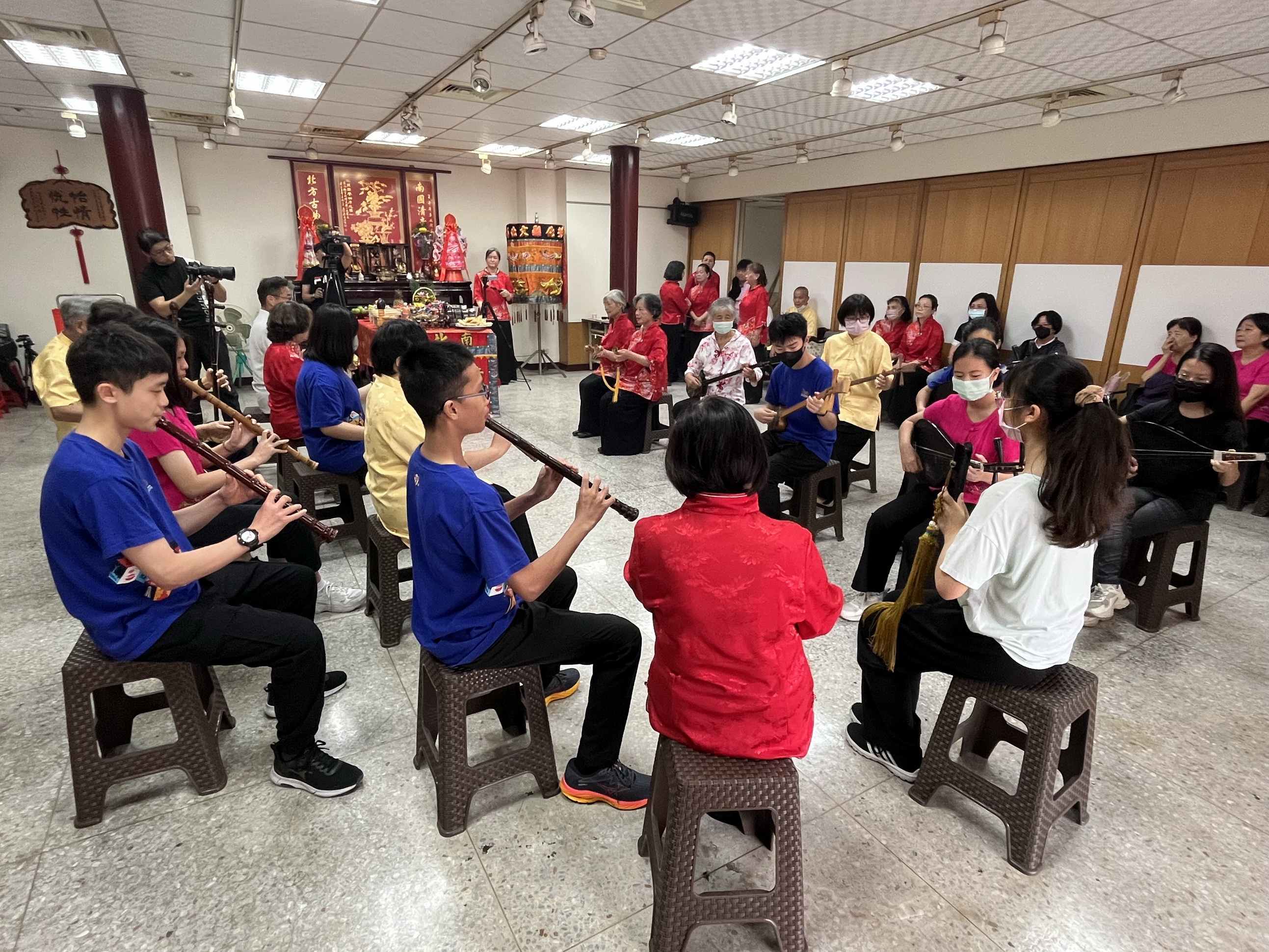 ▲彰化縣文化局舉辦「113年度南管孟府郎君春季祭典」，文化局南管實驗樂團及研習班參與整絃會奏向祖師爺獻樂。（記者張溎壕攝）