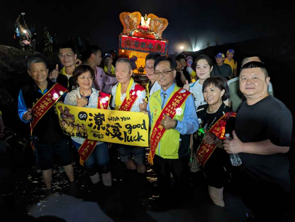 ▲彰化縣長王惠美、彰化市長林世賢、縣議會副議長許原龍、彰化市民代表會主席陳文賓等人扶南瑤宮開基三媽鑾駕潦溪。（記者林明佑翻攝）