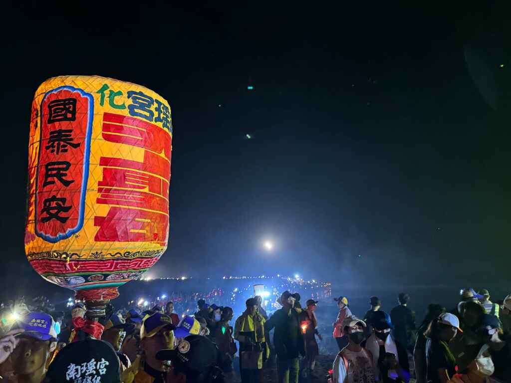 ▲南瑤宮笨港進香的頭燈在濁水溪河床有如指引的明燈。（記者林明佑翻攝）