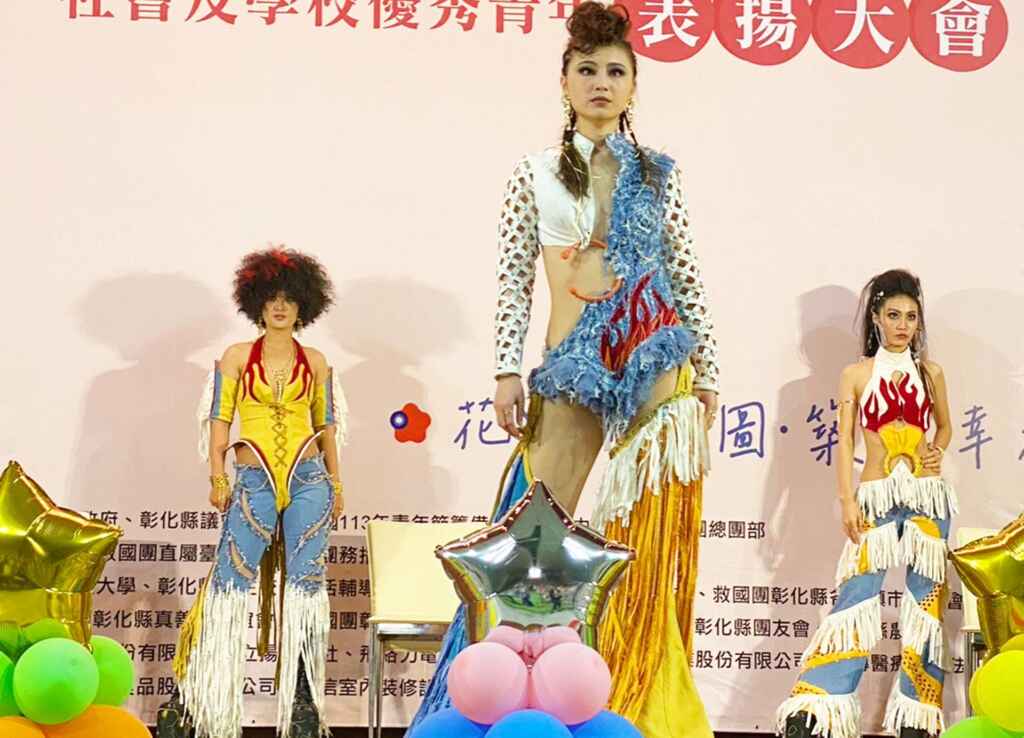 ▲活動由建國科大美容系承接開幕表演，中場表演由兩位原住民學生身著族服演唱。（記者林明佑翻攝）