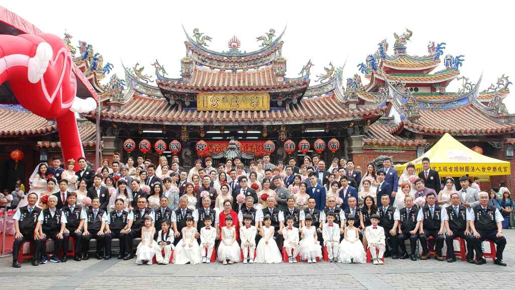 ▲台中樂成宮集團結婚今天喜氣洋洋熱鬧登場,由樂成宮月老、旱溪媽祖祖為新人證婚賜福,見證得來不易的緣分能修成正果,庇佑新人婚姻幸福美滿,成就佳話。(記者林明佑翻攝)