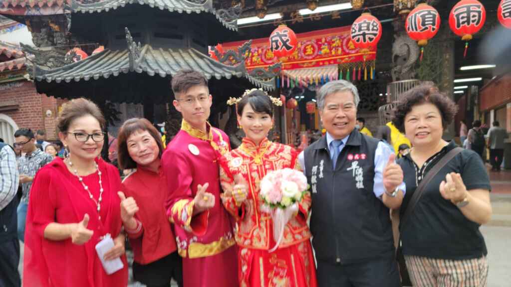 ▲樂成宮董事長何敏誠說，集團結婚已漸漸取代傳統婚禮，由婚紗公司統籌辦理新人無須張羅一切，輕鬆迎接人生一大盛事，是許多年輕人結婚的第一選擇。（記者林明佑攝）