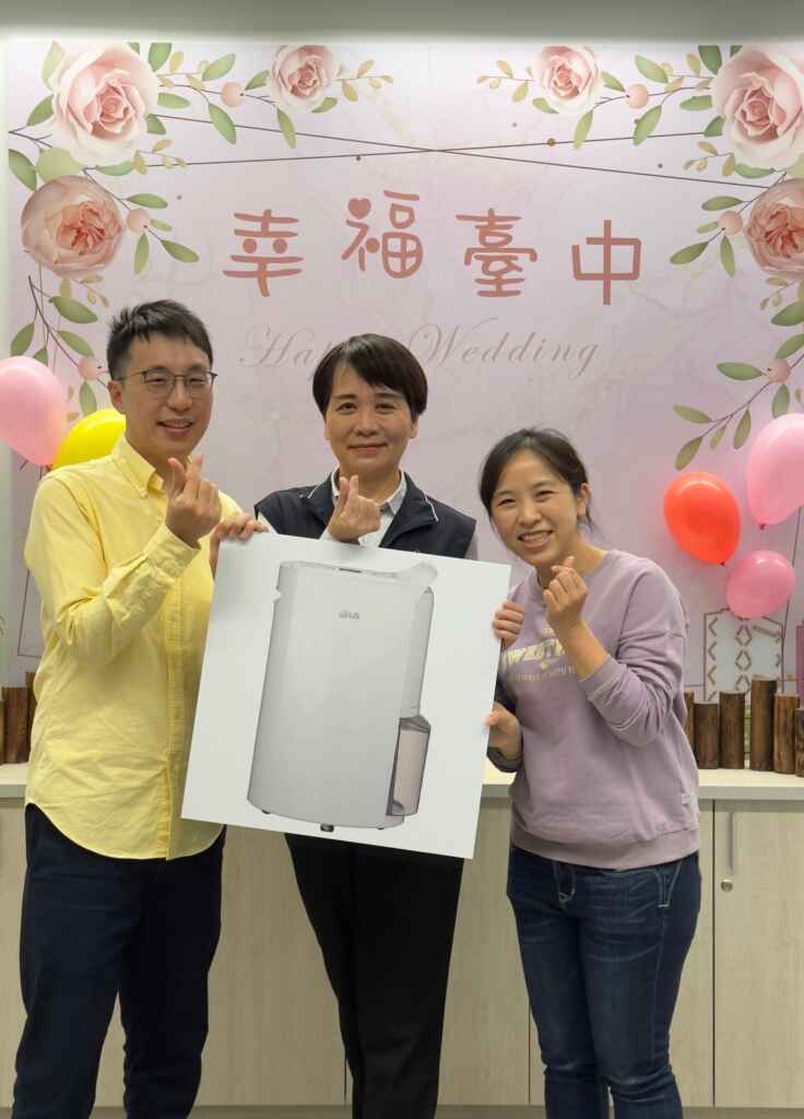 ▲ 人事處沈德蘭處長代表市長贈送新人結婚賀禮。(台中市政府提供)