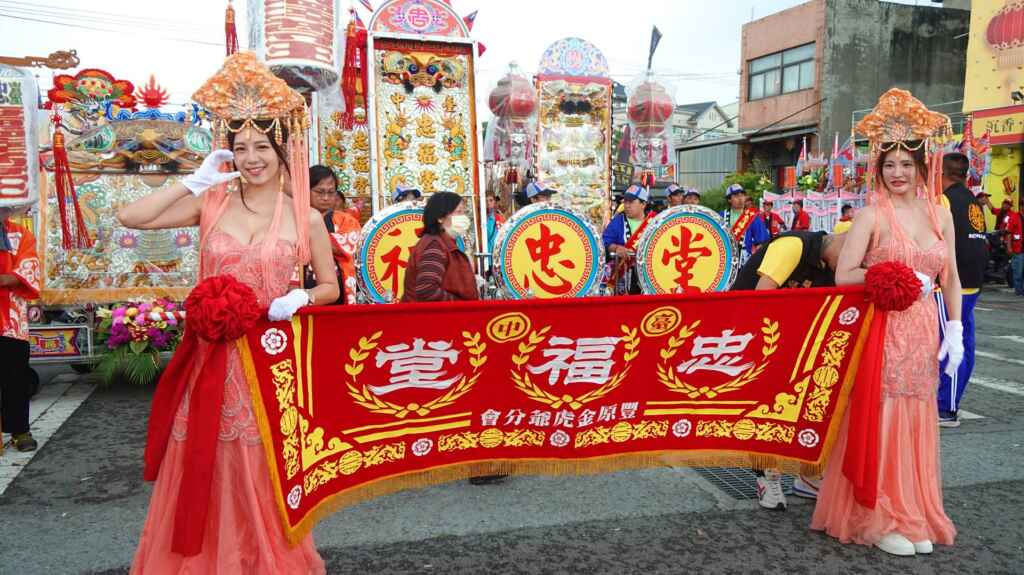 ▲南瑤宮笨港進香回鑾信眾、宮廟熱情接駕。（記者林明佑攝）