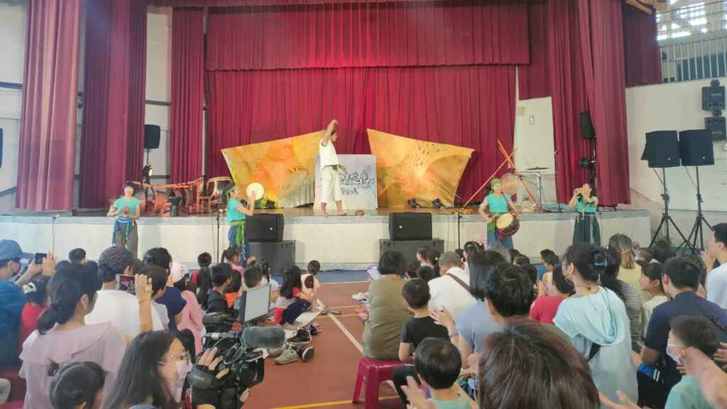 ▲身聲劇場演出《在大水之中》，為現代洪水寓言，透過劇中勇士及村民的故事讓孩子能充滿勇氣去面對未知的挑戰。（彰化縣文化局提供）