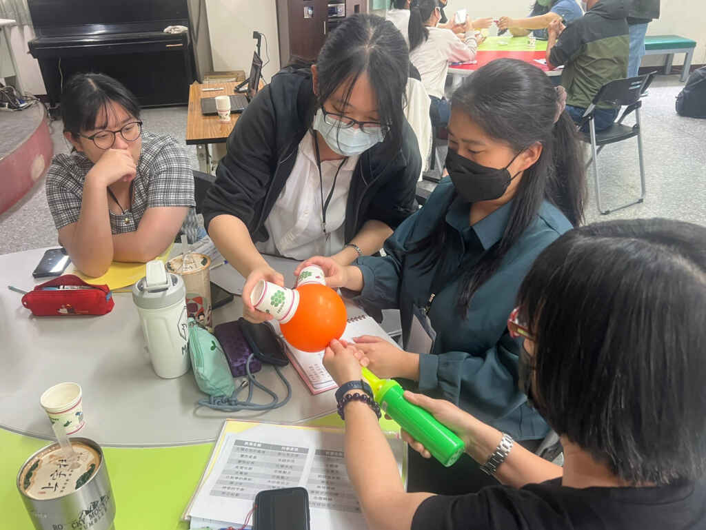 ▲大葉大學消防學程透過紙杯和氣球，讓學員認識波以耳定律。（大葉大學提供）