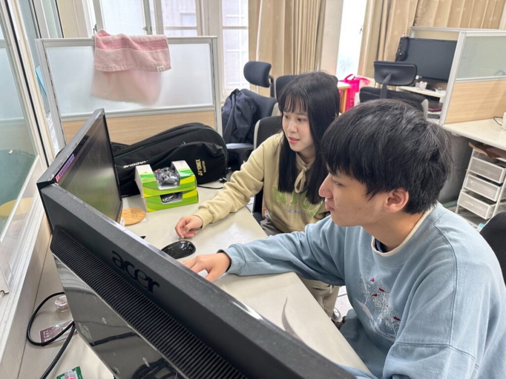 兩人常在畢業製作教室當面討論如何調整、改善作品