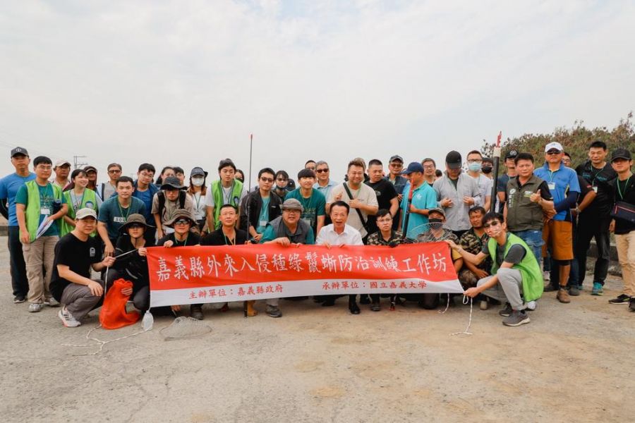 縣長翁章梁視察綠鬣蜥防治野外實作 授予學員獵人臂章