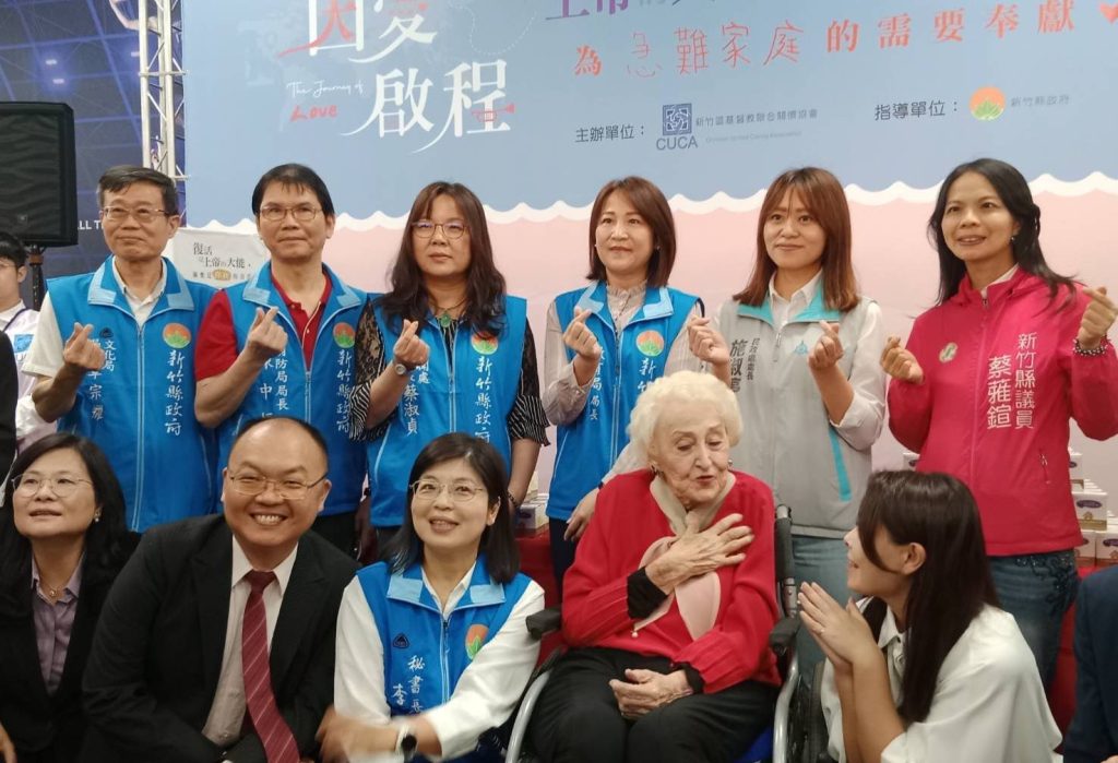 新竹市長高虹安與縣府秘書長李安妤率主管們,參與聯合崇拜接受城市祝福。(圖/記者黃溎芬攝影)