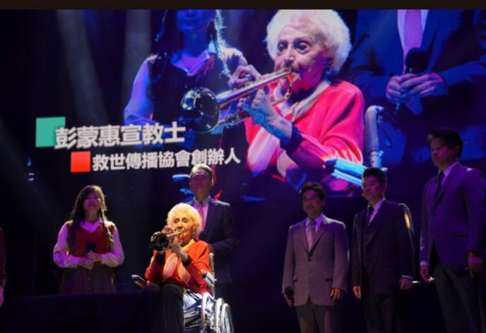 高齡97歲的空中英語教室彭蒙惠老師,現身新竹區基督教復活節聯合崇拜,精神奕奕並中氣十足地吹奏小喇叭,震撼全場。(圖/記者黃溎芬攝影)