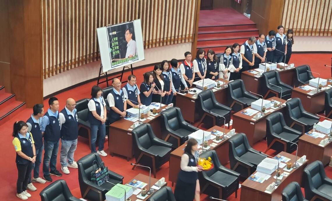 漾新聞|國民黨團送「四冠王」王冠給陳其邁市長 暗諷市府「四大不安」