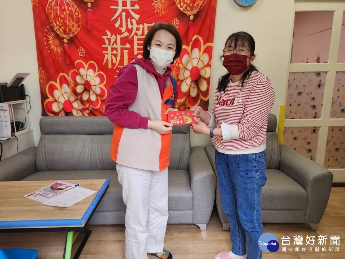 竹北就業中心運用「婦女再就業計畫」協助債務更生婦女阿慧(右),領取再就業獎勵。