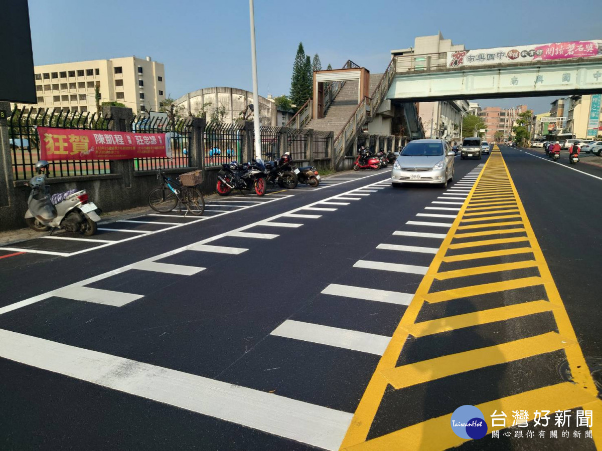 嘉義市芳安路道路重新刨鋪後，劃設「楔型標線」讓駕駛人視覺感受車道縮減，以降低行車速度／嘉義市府提供
