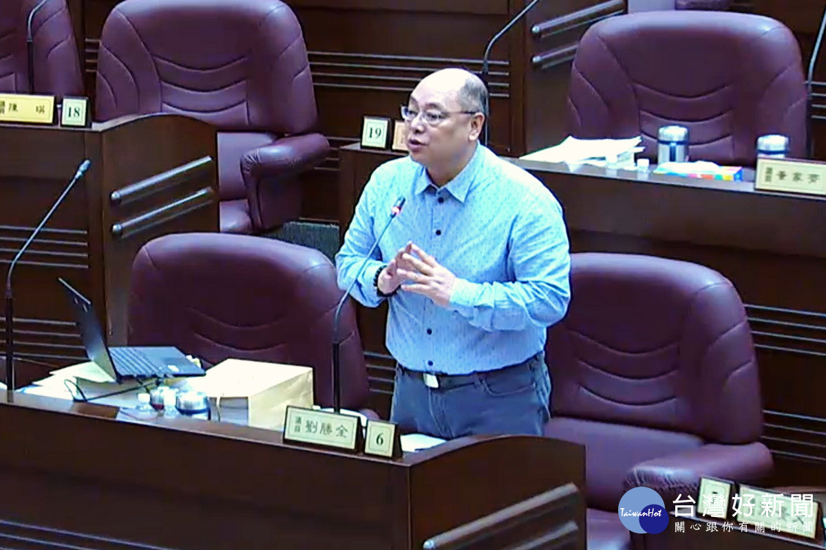 針對蘆竹第11號公墓遷葬議題,桃園市議員劉勝全於議事堂上進行質詢。