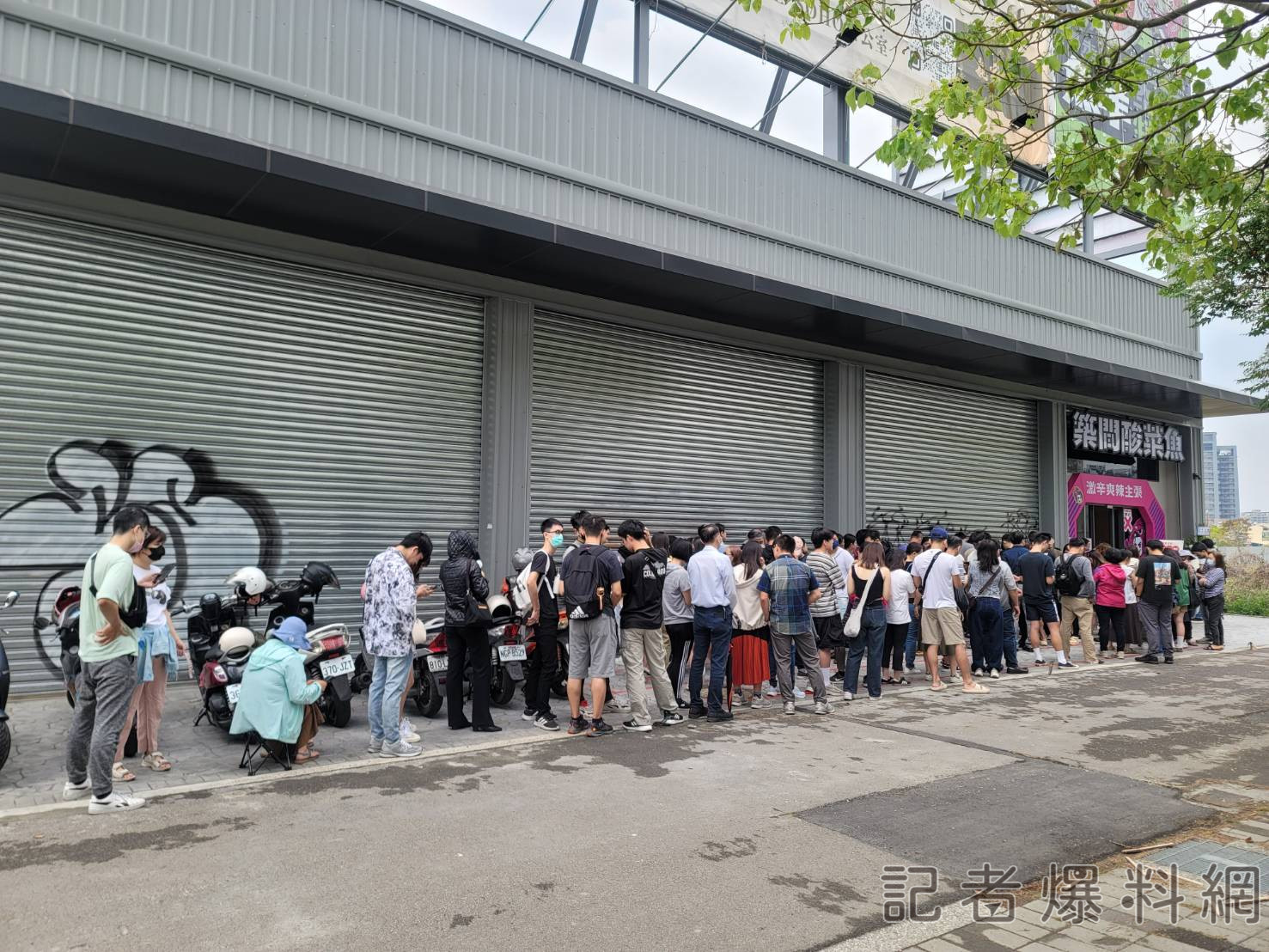 ▲台中首家酸菜魚今(1)日11點開幕,吸引眾多民眾提早排隊搶「整桌五折」優惠。