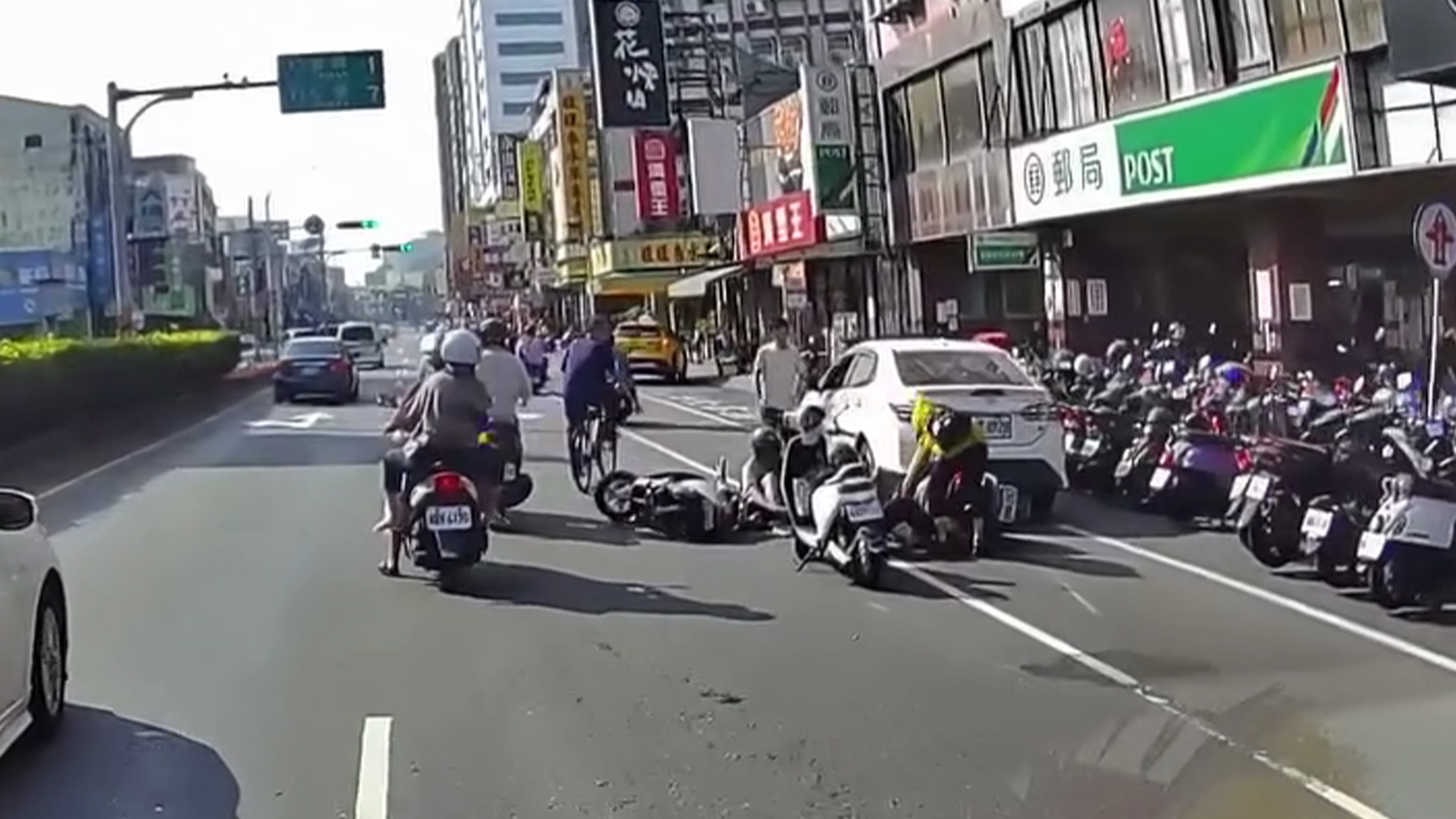 汽車違停害後方2車碰撞倒地（圖／翻攝自FB社團／台南大小事)