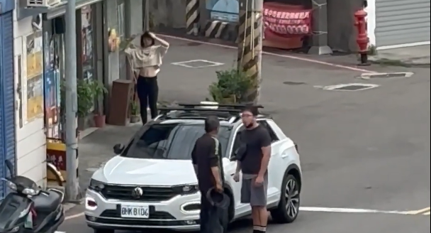 ▲台中2駕駛路口吵架,一旁正妹成焦點(圖/翻攝自YouTube/WoWtchout)