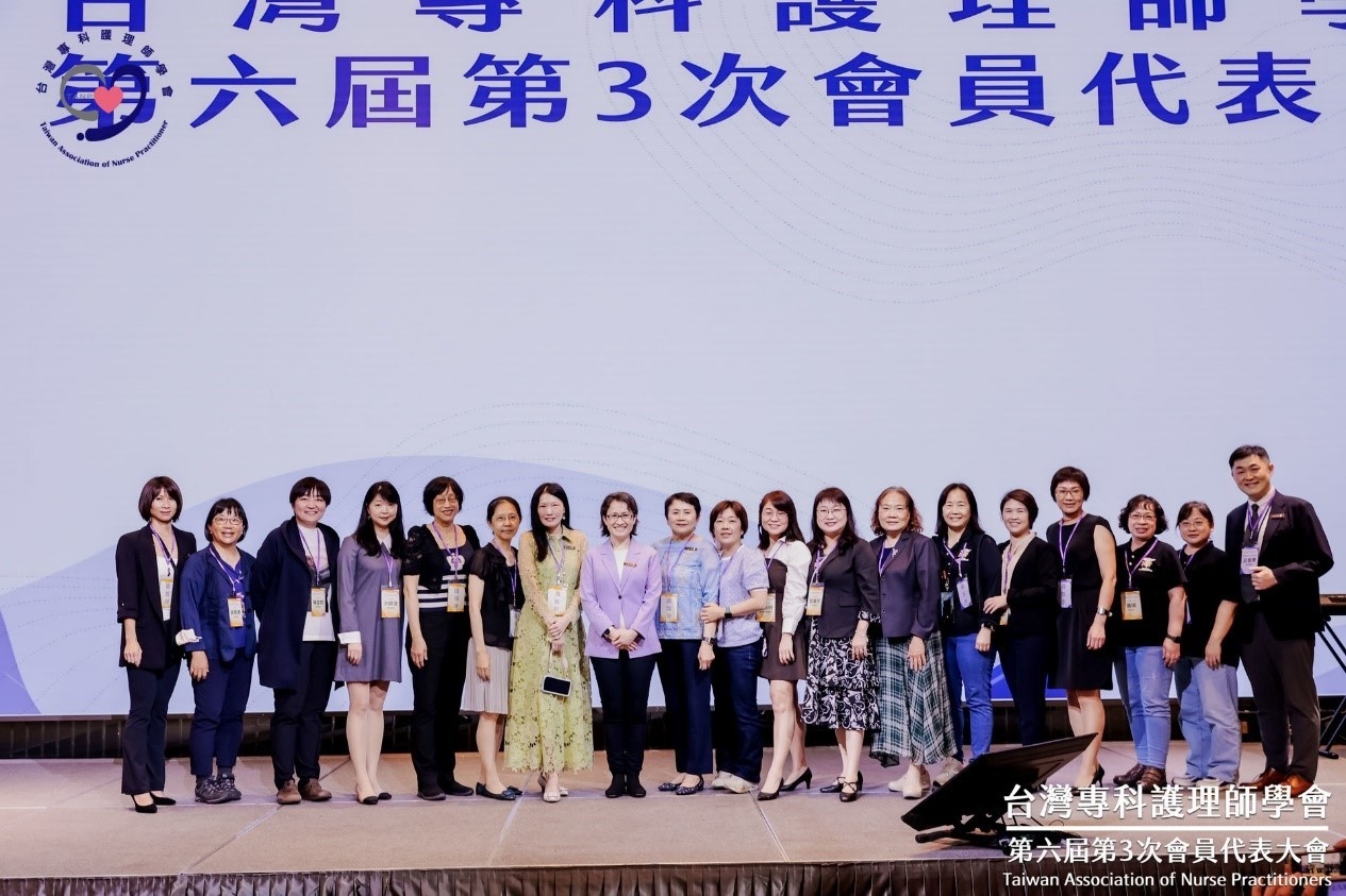蕭副總統當選人與台灣專科護理師學會全體理監事合影 蕭副總統當選人與台灣專科護理師學會全體理監事合影