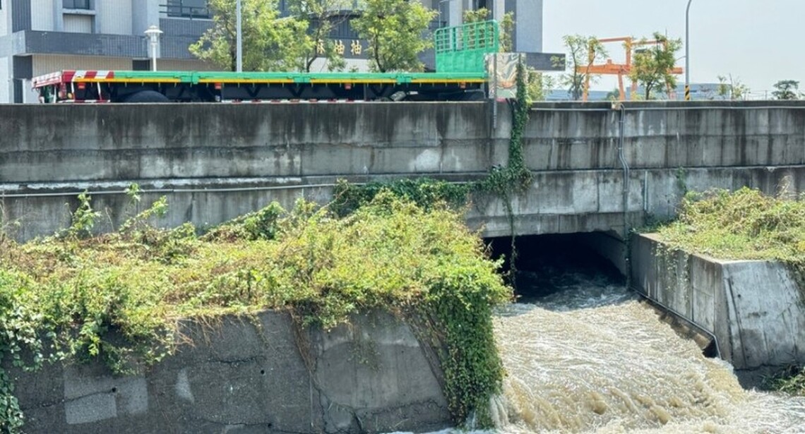 台南清晨豪雨未傳災情麻豆文旦迎及時雨
