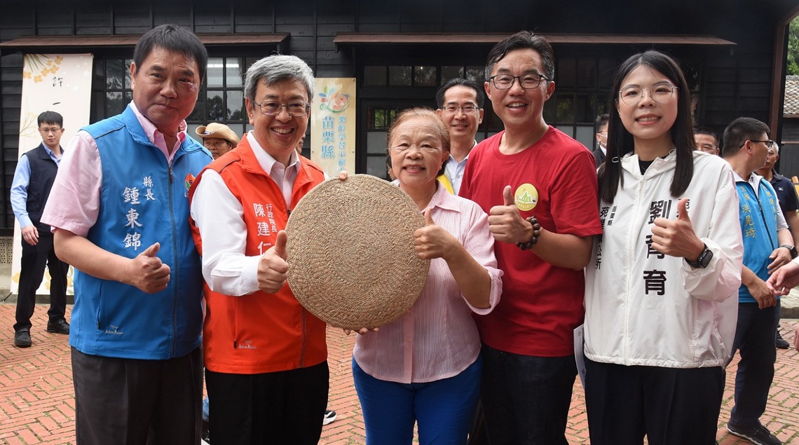 陳建仁蒞苗參訪苑裡樂齡學習示範中心 對學員多元化課程活動感到驚艷