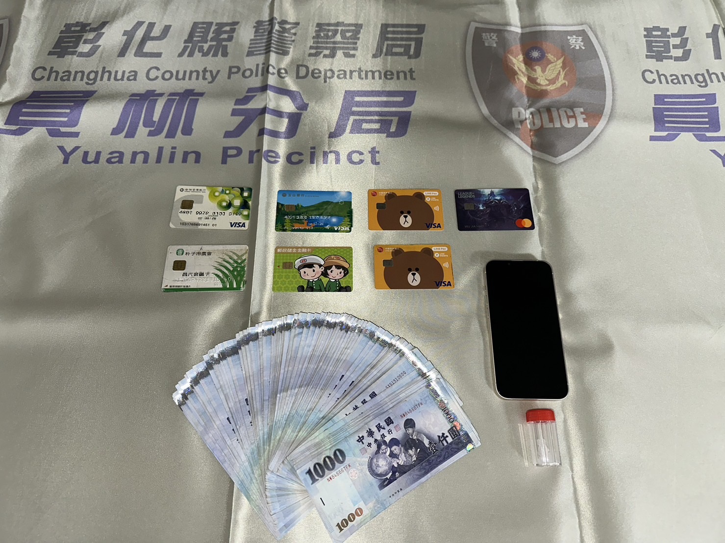 ▲員林分局員林派出所巡邏員警在員林市一家郵局查獲詐欺提款車手，起出提款卡、贓款、手機及毒品愷他命。（記者張溎壕翻攝）