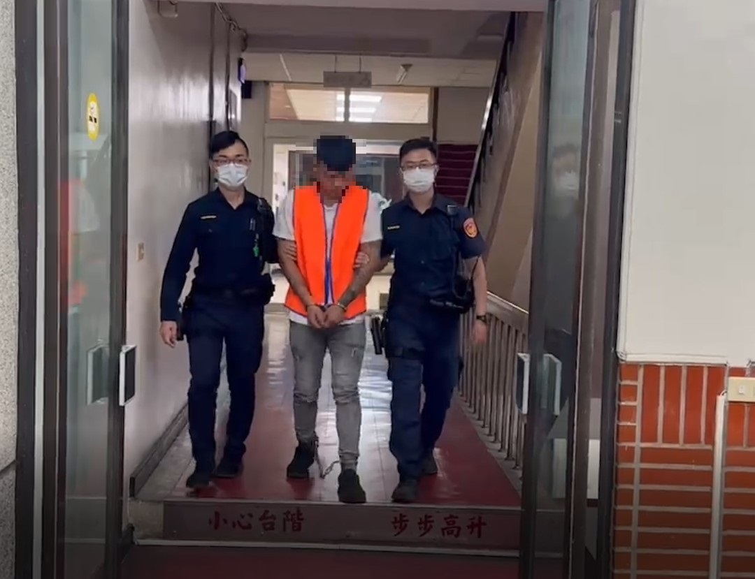 ▲員林分局員林派出所巡邏員警在員林市一家郵局查獲詐欺提款車手，起出提款卡、贓款、手機及毒品愷他命。（記者張溎壕翻攝）
