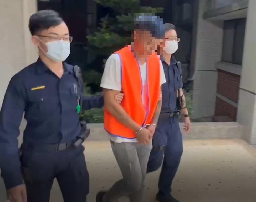 ▲員林分局員林派出所巡邏員警在員林市一家郵局查獲詐欺提款車手，起出提款卡、贓款、手機及毒品愷他命。（記者張溎壕翻攝）