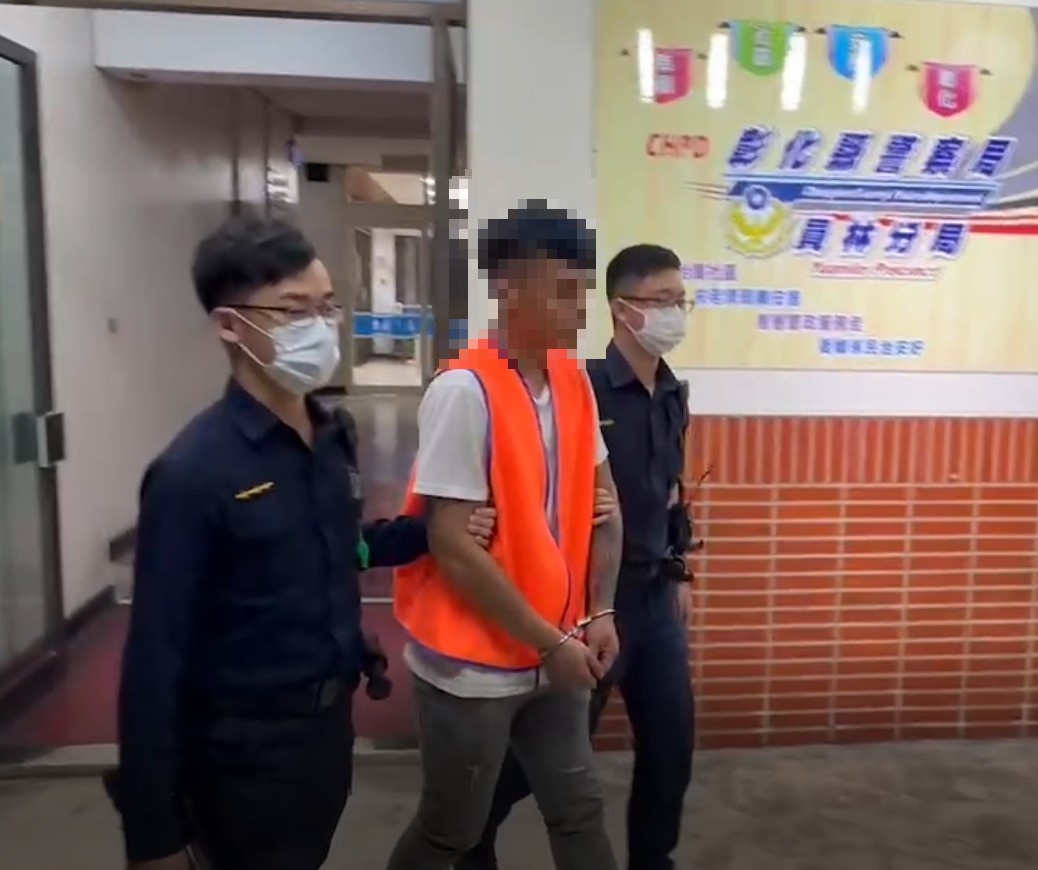 ▲員林分局員林派出所巡邏員警在員林市一家郵局查獲詐欺提款車手，起出提款卡、贓款、手機及毒品愷他命。（記者張溎壕翻攝）