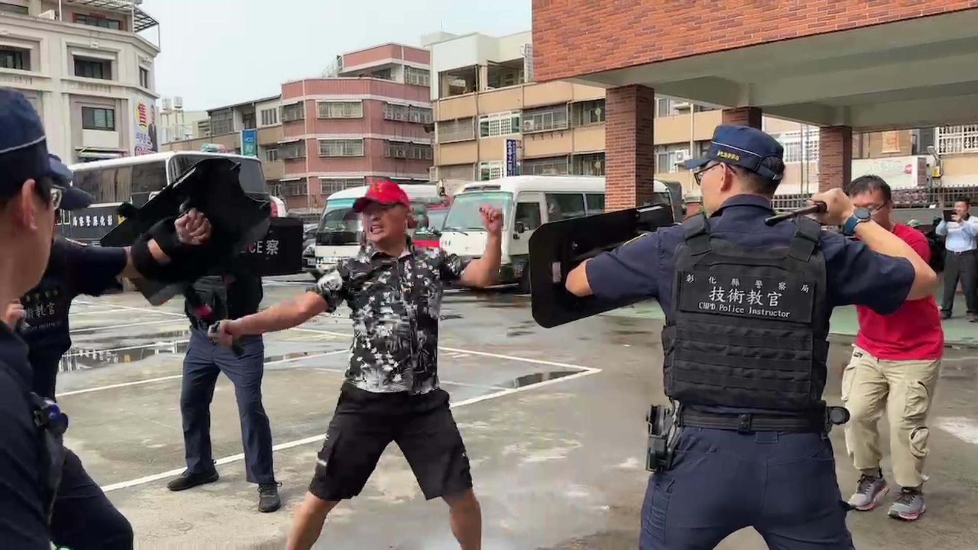 ▲今年大甲媽預計4月6日抵達彰化市，彰化縣警察局機動應變隊實施演練，包括列陣隊形、前進隊形與警戒逮捕隊形，避免搶轎推擠衝突。（記者張溎壕攝）