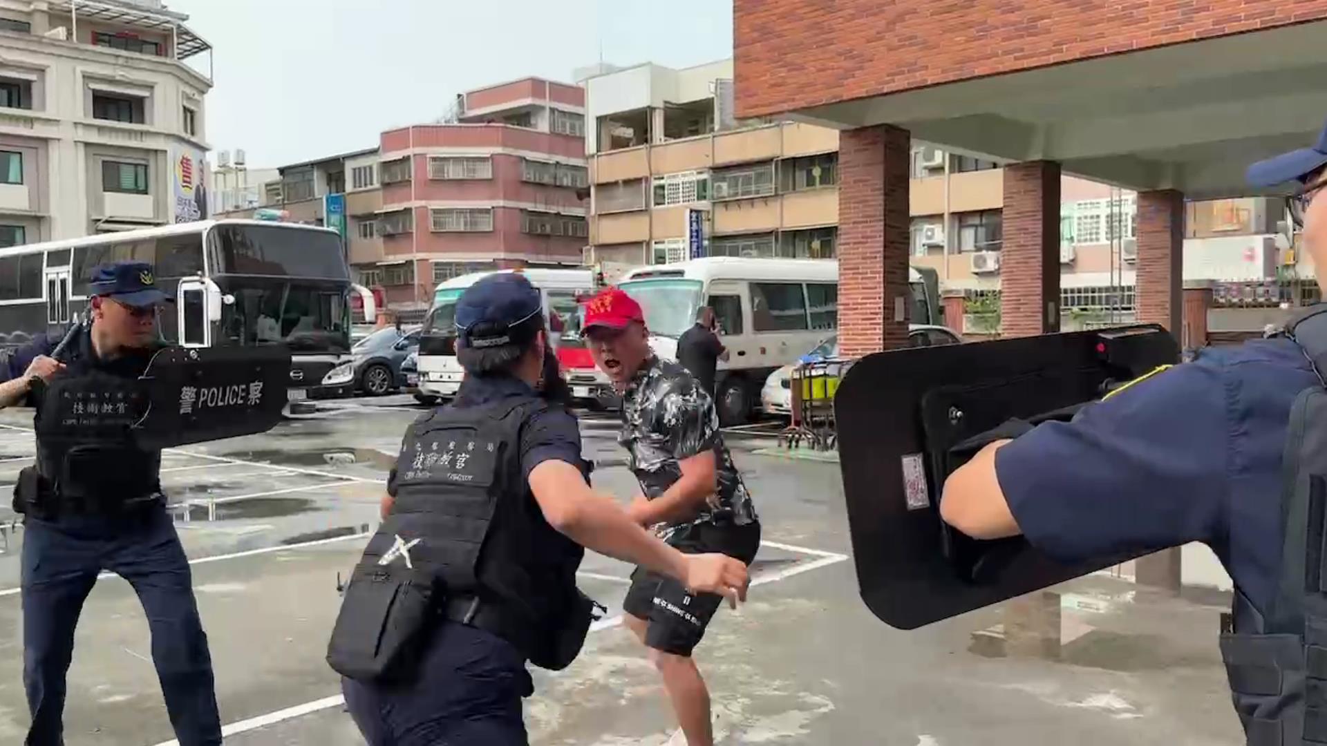 ▲今年大甲媽預計4月6日抵達彰化市，彰化縣警察局機動應變隊實施演練，包括列陣隊形、前進隊形與警戒逮捕隊形，避免搶轎推擠衝突。（記者張溎壕攝）