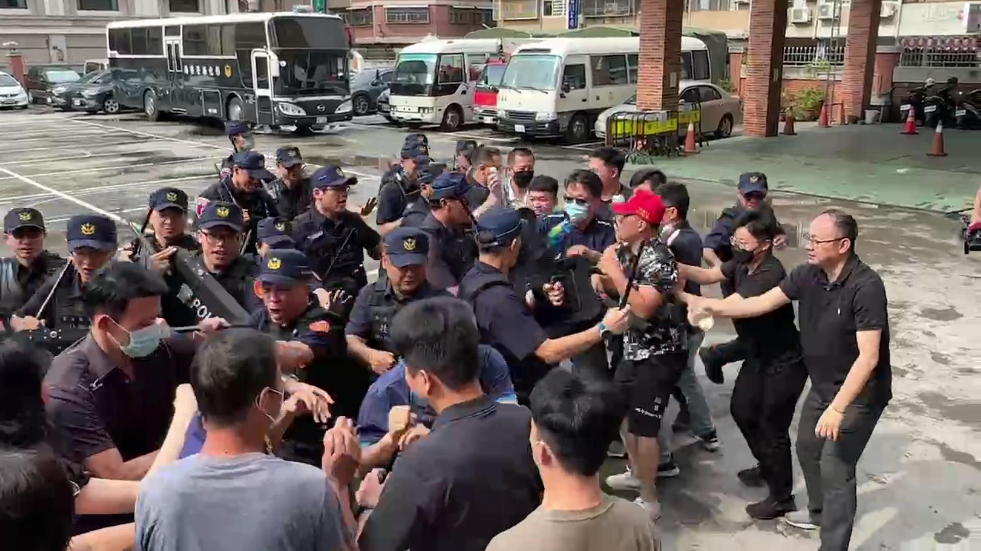 ▲今年大甲媽預計4月6日抵達彰化市，彰化縣警察局機動應變隊實施演練，包括列陣隊形、前進隊形與警戒逮捕隊形，避免搶轎推擠衝突。（記者張溎壕攝）