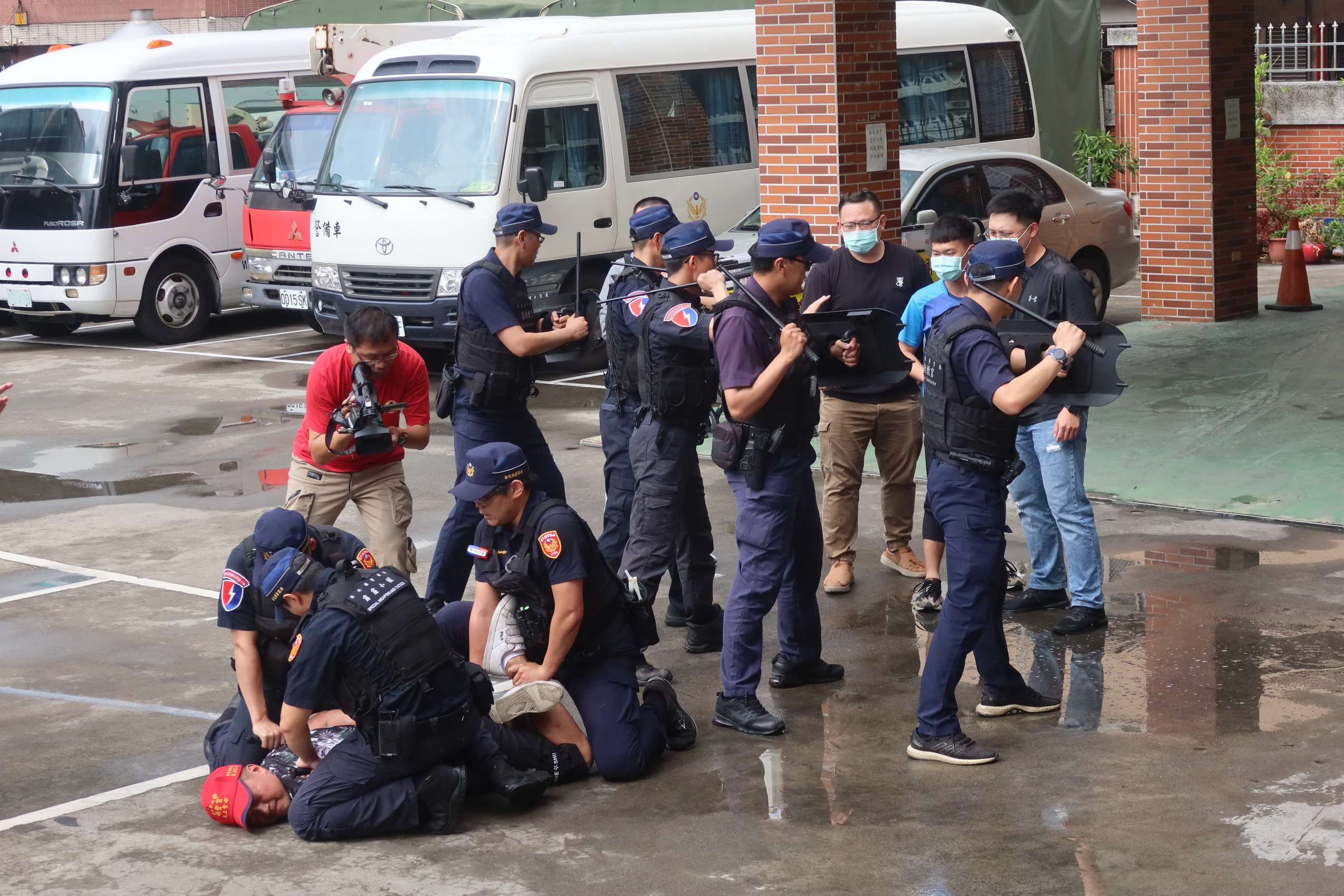 ▲今年大甲媽預計4月6日抵達彰化市，彰化縣警察局機動應變隊實施演練，包括列陣隊形、前進隊形與警戒逮捕隊形，避免搶轎推擠衝突。（記者張溎壕攝）
