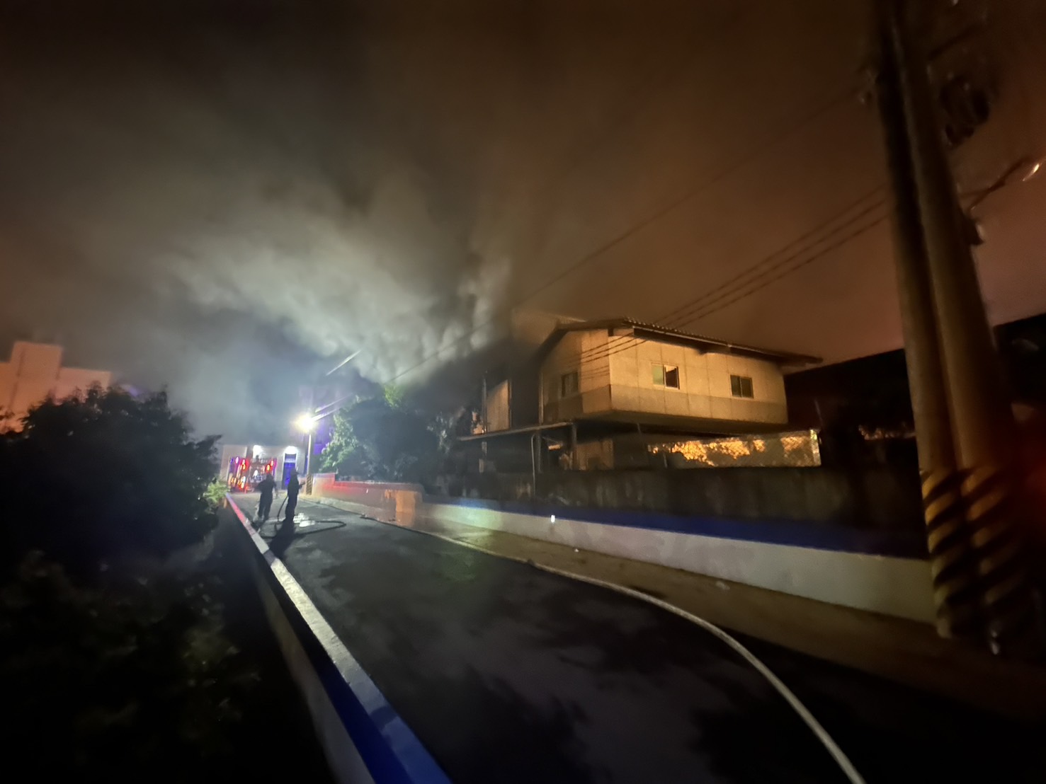 ▲永靖鄉接連傳出火警意外，中山路旁一間三合院陷入火海，獨居76歲羅姓男子來不及逃生，另福中巷工廠火警，無人員傷亡。（民眾提供）