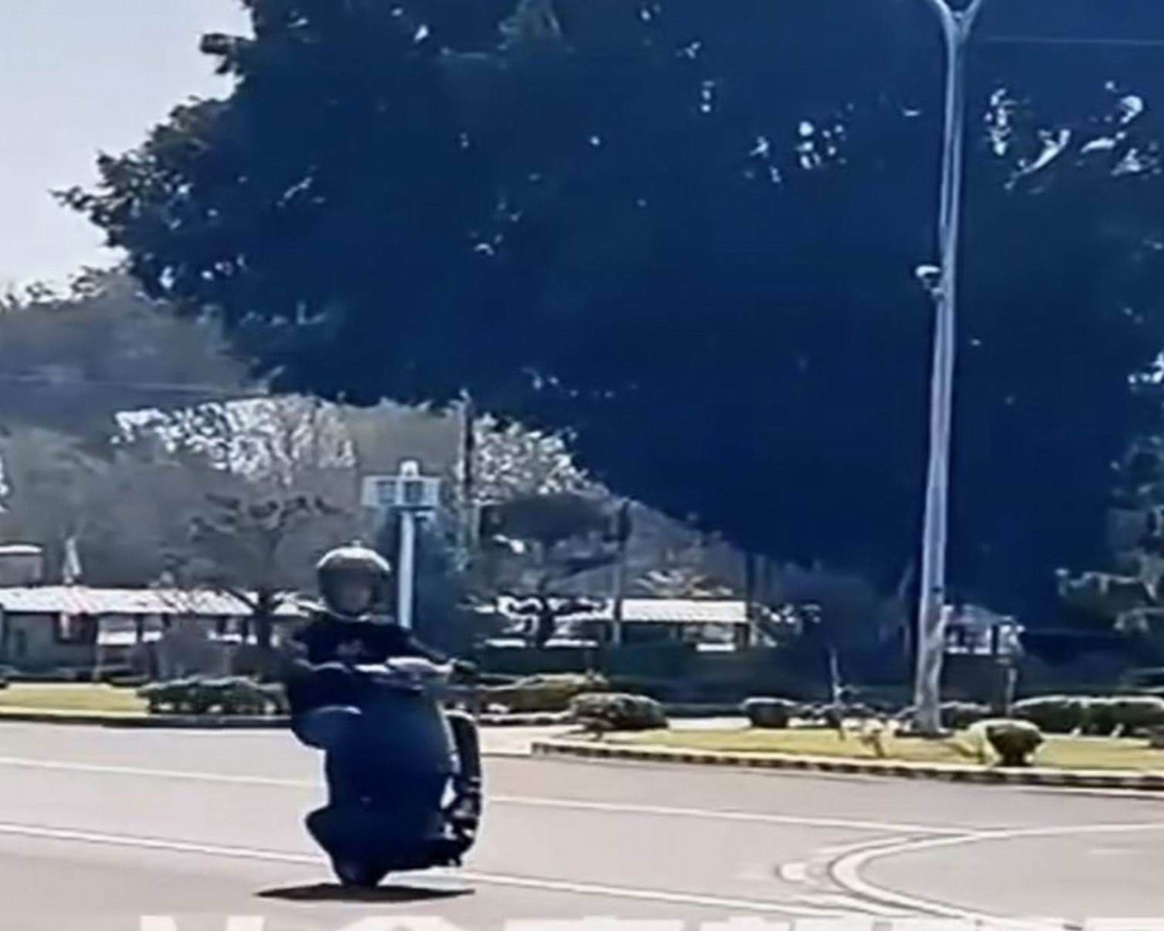 ▲近日社群平台流傳一段日本特技車手安倍優到台灣駕訓班騎乘改裝單輪機車的影片，安倍優在影片中炫技，雖技術了得，卻也引發負面觀感。（翻攝臉書社會事新聞影音）