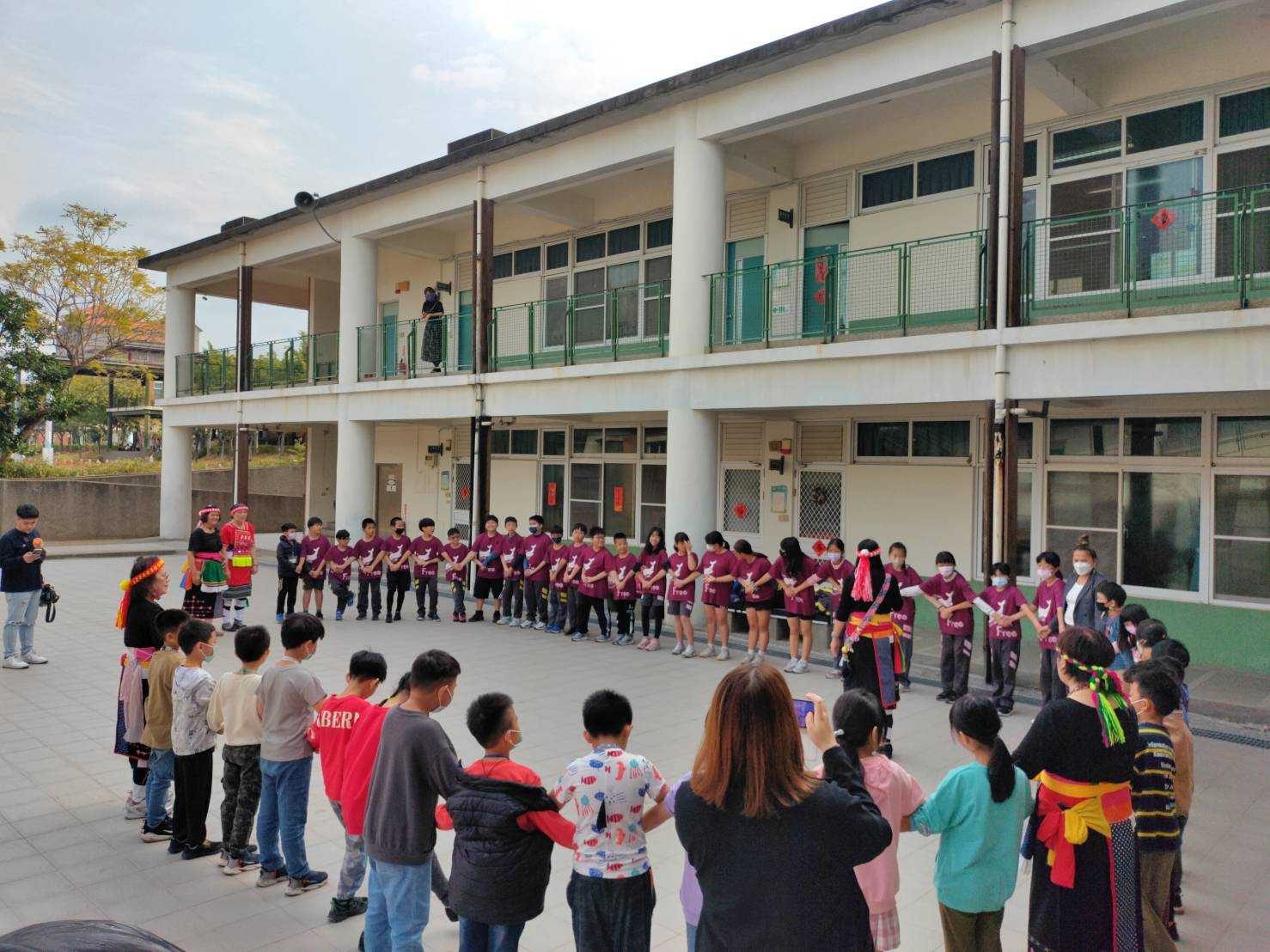 原教中心辦理送課程到你家活動,學生體驗阿美族迎賓舞蹈