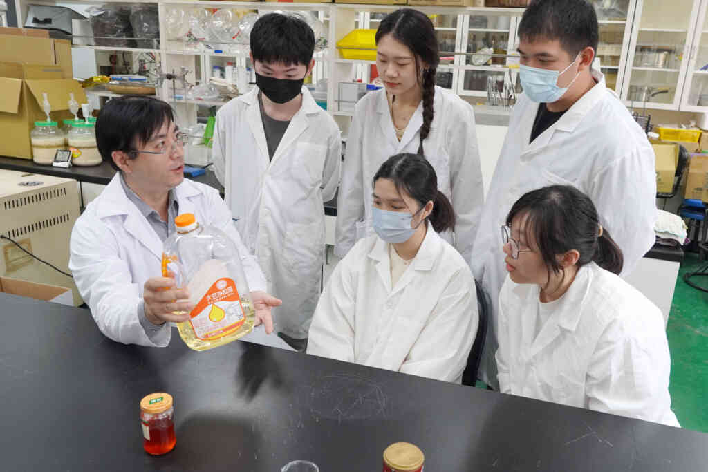 ▲大葉大學藥保系許文光老師(前排左一)說明新鮮油品外觀特徵。（大葉大學提供）