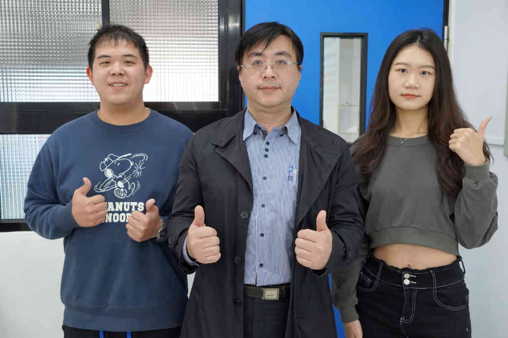 ▲大葉大學藥保系陳育蓁同學(右)與謝正良同學(左)都覺得許文光老師(中)的食安實務課程讓他們收穫滿滿。（大葉大學提供）