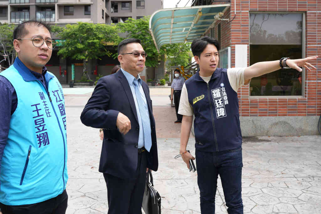 ▲鑒於台中市多所國中小校園急需修繕，立法院教育及文化委員會今天由立委羅廷瑋率隊赴台中考察教育設施。（立委羅廷瑋提供）