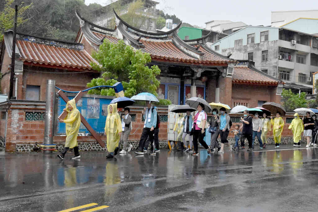 ▲彰基同工苦行時陰雨綿綿，更能體驗耶穌當年走在苦路之感受。（彰基醫院提供）