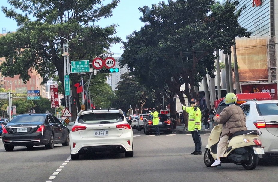 ▲圖說:清明掃墓期間,警方針對公墓、納骨塔及掃墓專車等路線加強交通疏導 (圖/台中市政府提供)