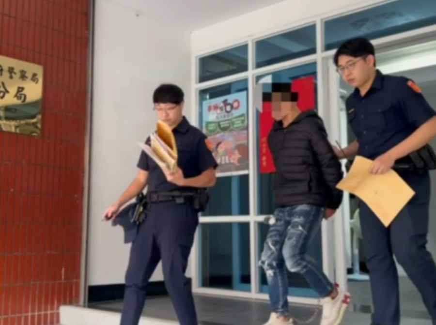當員警面毒品丟進廢棄工地 22歲男拒捕再涉妨害公務 262 cnews204240401a14