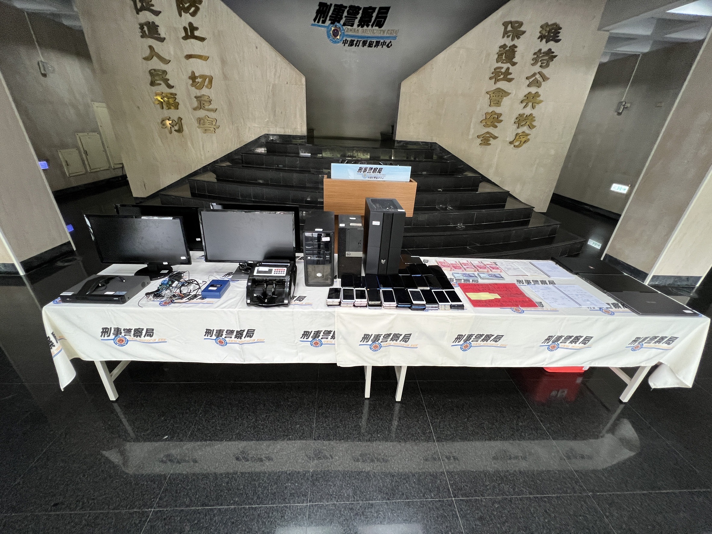 查扣電腦、手機等相關證物。(記者徐煜勝翻攝)