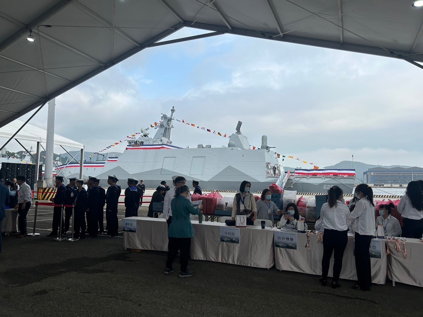 安江艦及萬江艦交艦儀式在蘇澳港舉行,嶄新的龐然大物讓人驚艷。(記者包克明 翻攝)