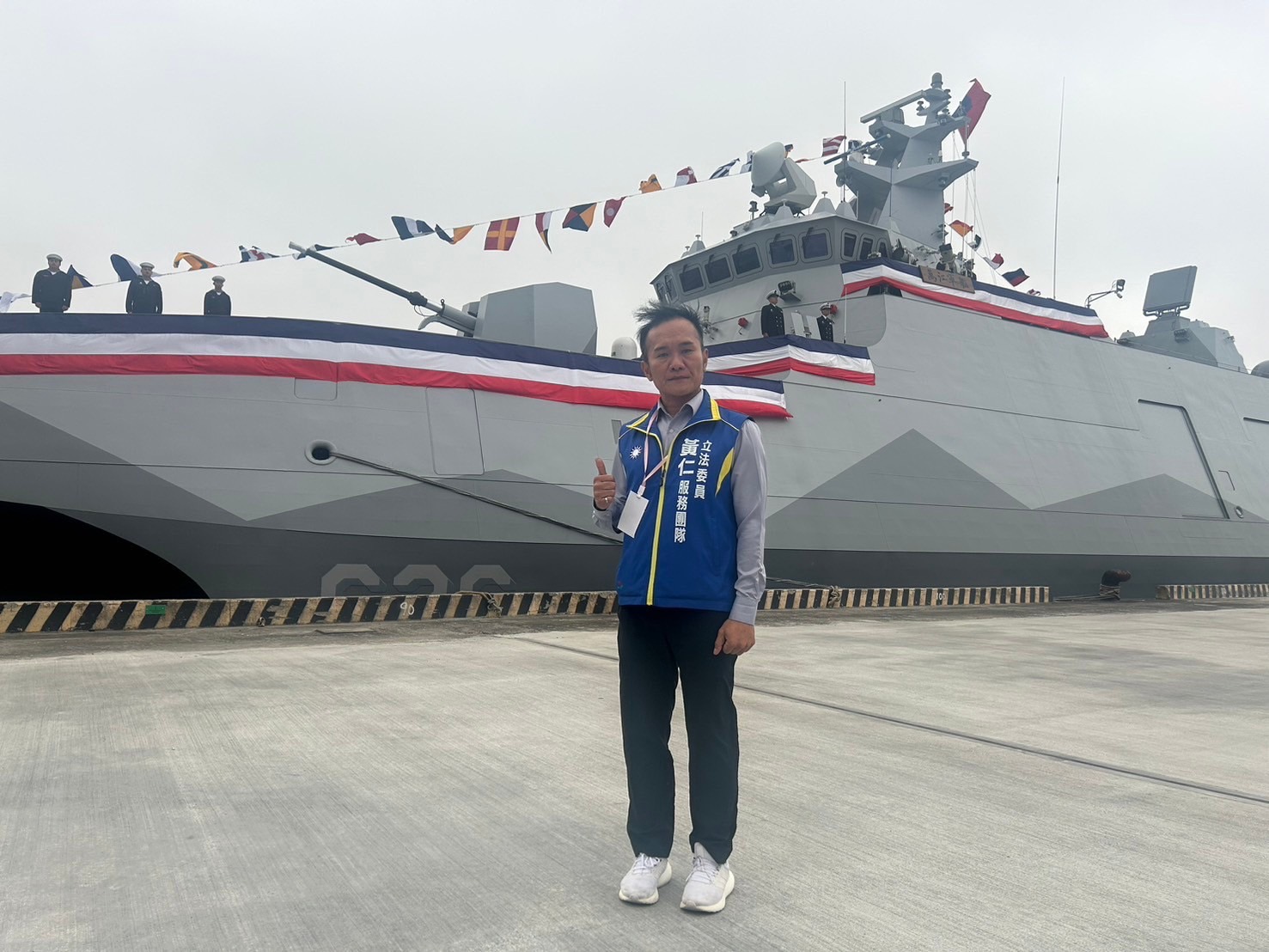 樂見海軍「國艦國造」往前又跨了一大步,黃仁特別派員到場致意。。(記者包克明 翻攝)