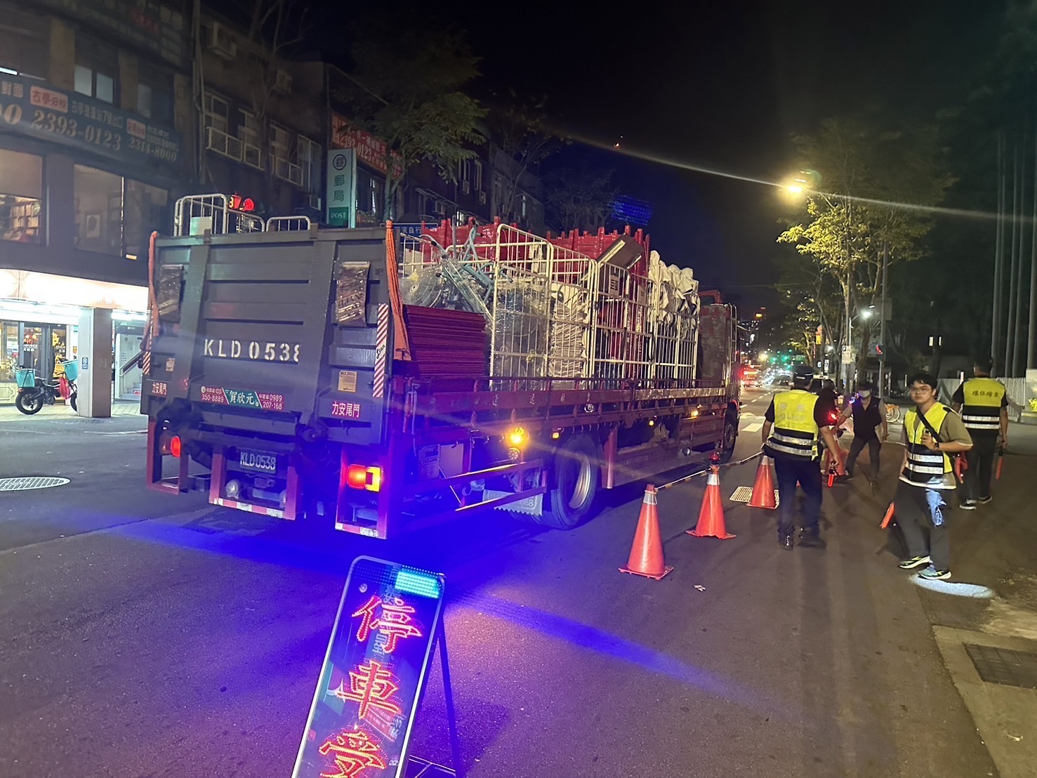 文山第一分局配合相關單位於轄內重要路段，實施大型車輛違規攔檢。（記者 張艷君翻攝）