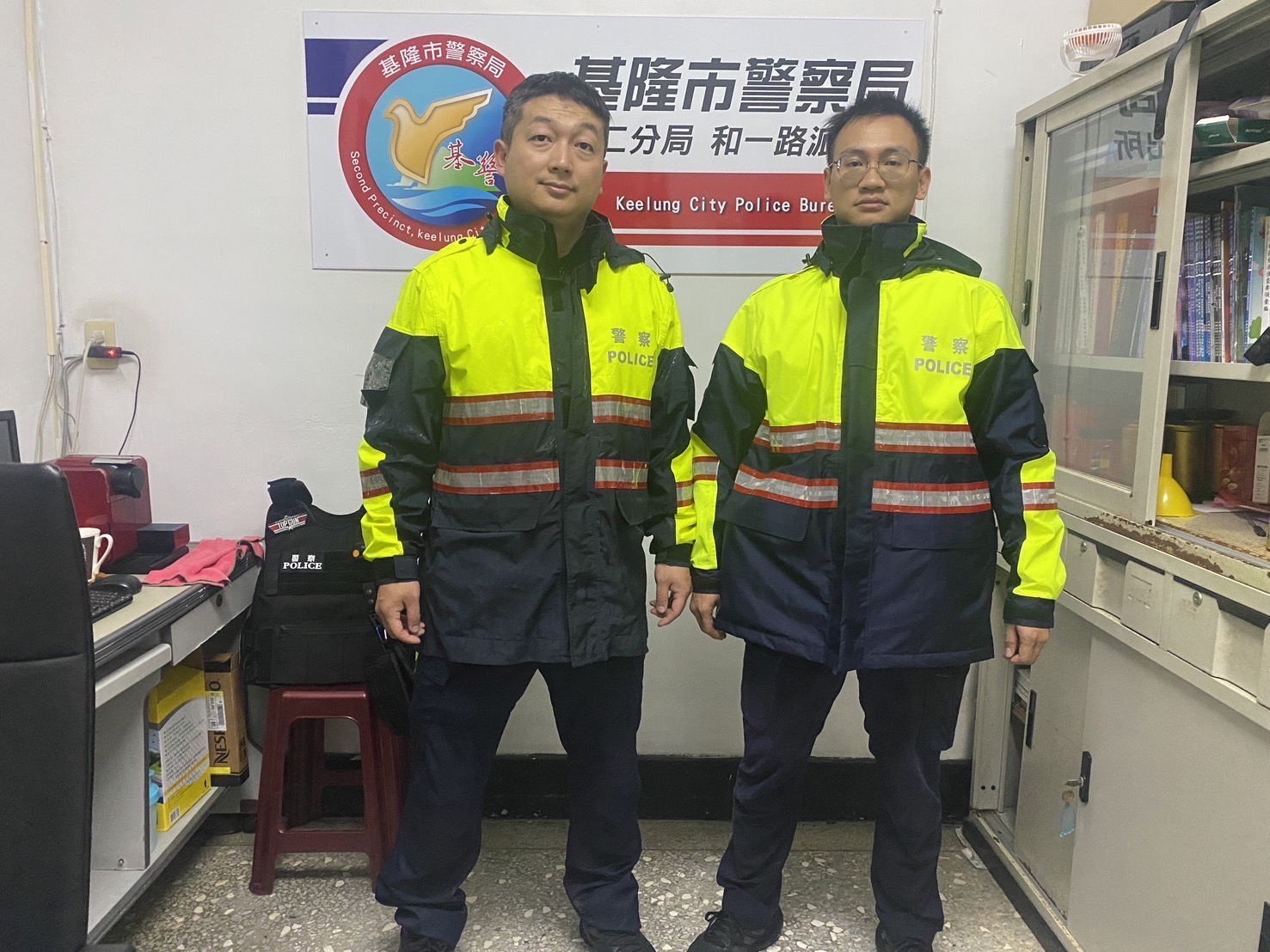 基隆市警察局第二分局和一路派出所警員許文明、陳佳安(左至右)。(記者薛秀蓮翻攝)