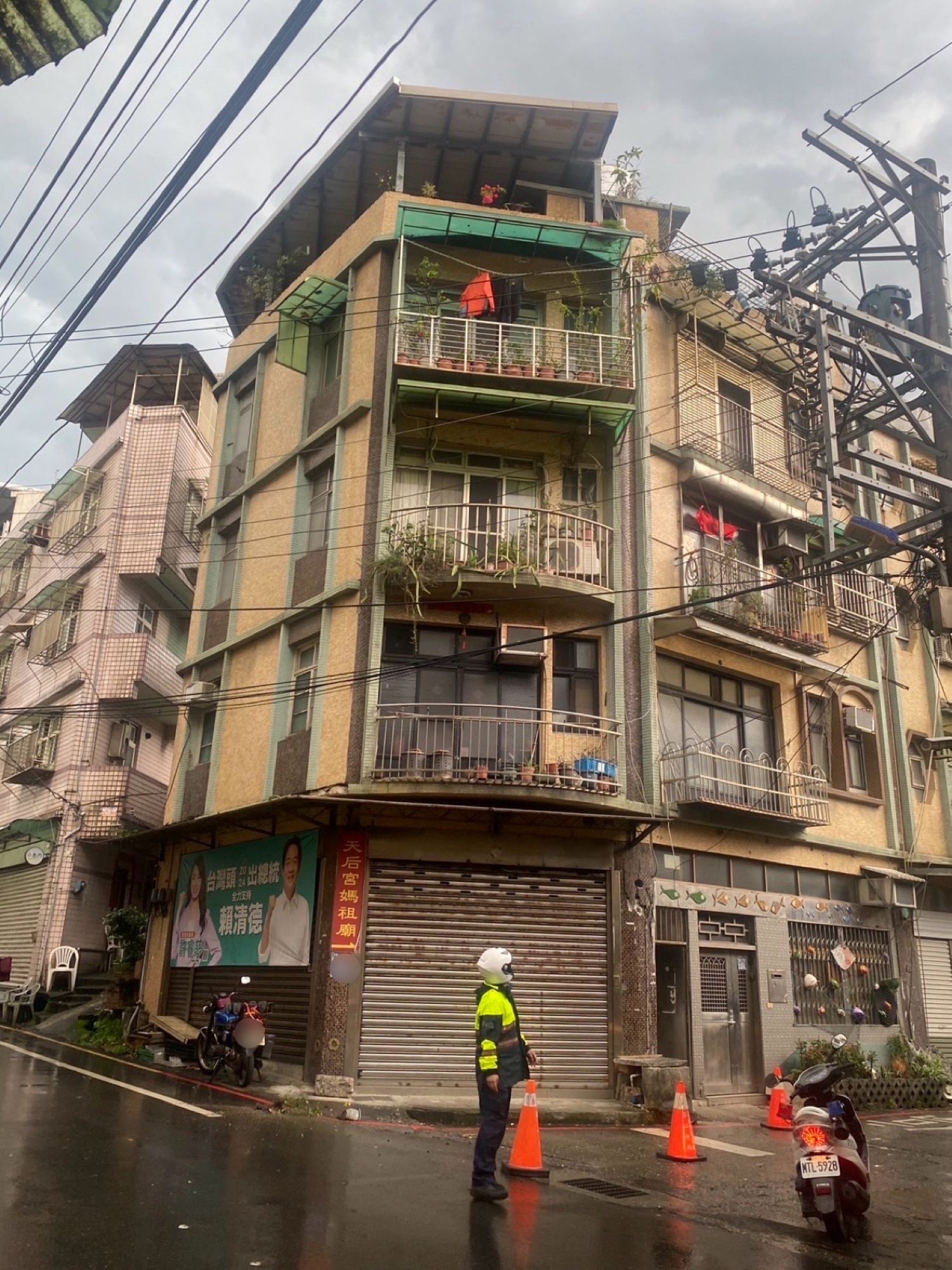 警方於路中交整維護安全。(記者薛秀蓮翻攝)