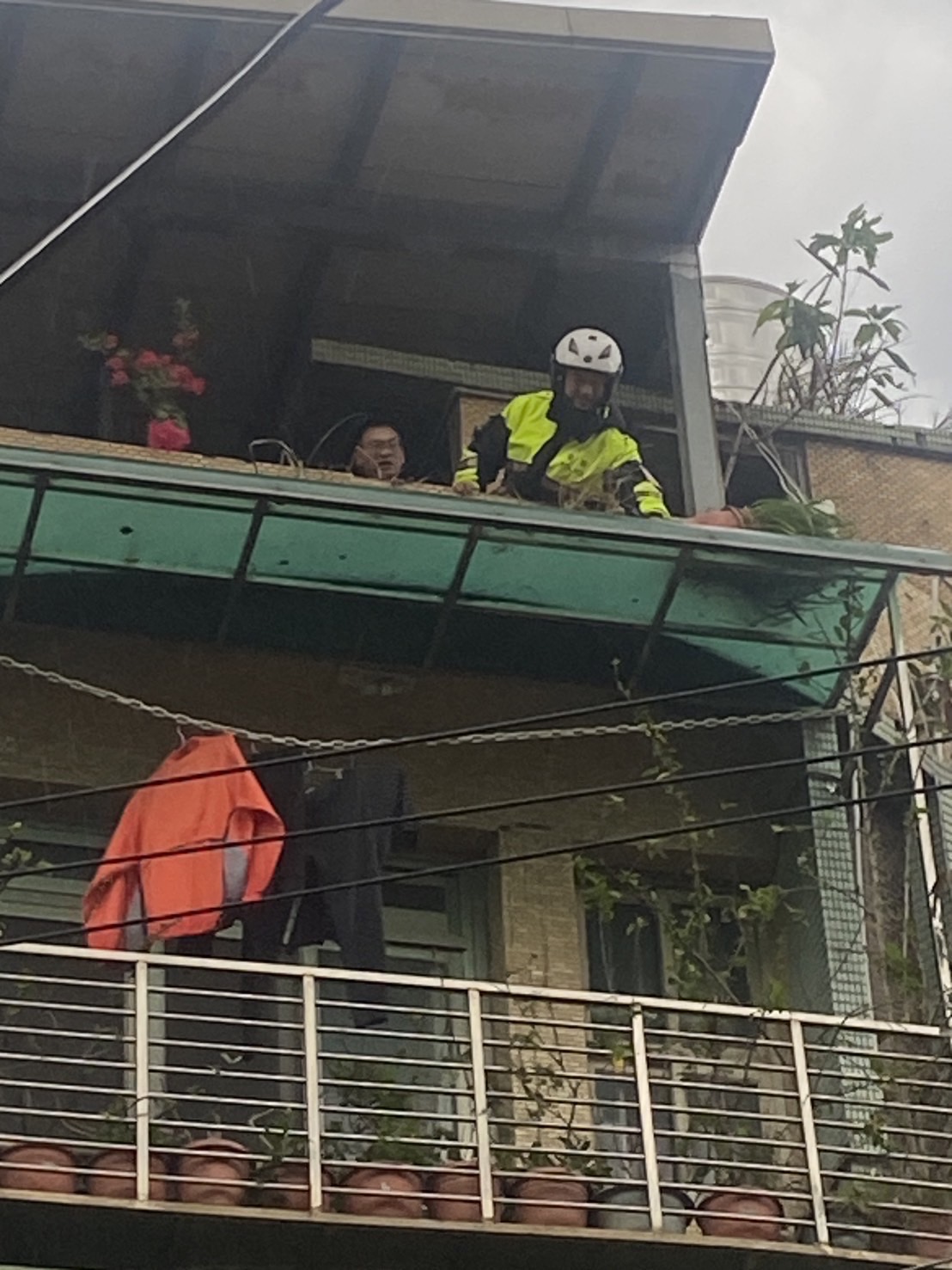 警方於屋頂移除盆栽。(記者薛秀蓮翻攝)