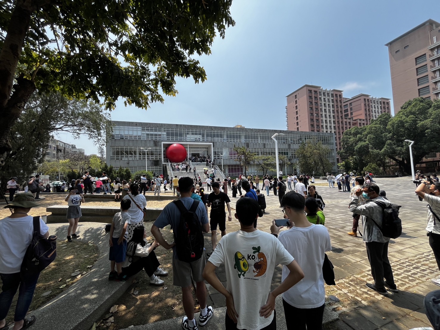 巨大紅球帶來視覺震撼 黃偉哲邀民眾重新行走認識臺南城市