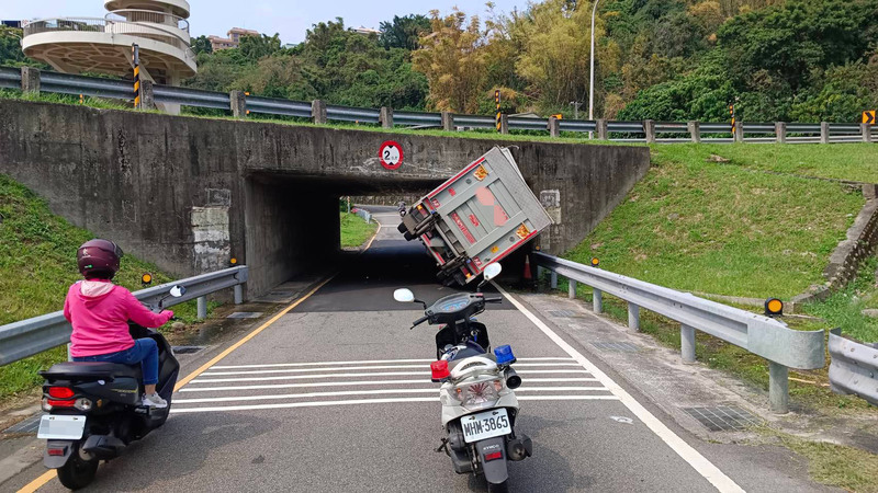 貨車誤闖機車引道後撞上涵洞,在涵洞上亦可看見車輛撞擊的痕跡。圖/中央社